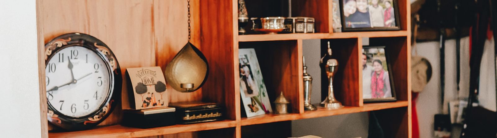 A gramophone and a shelf with books in the Living Room at Ananda Holiday Home, Wayanad 1