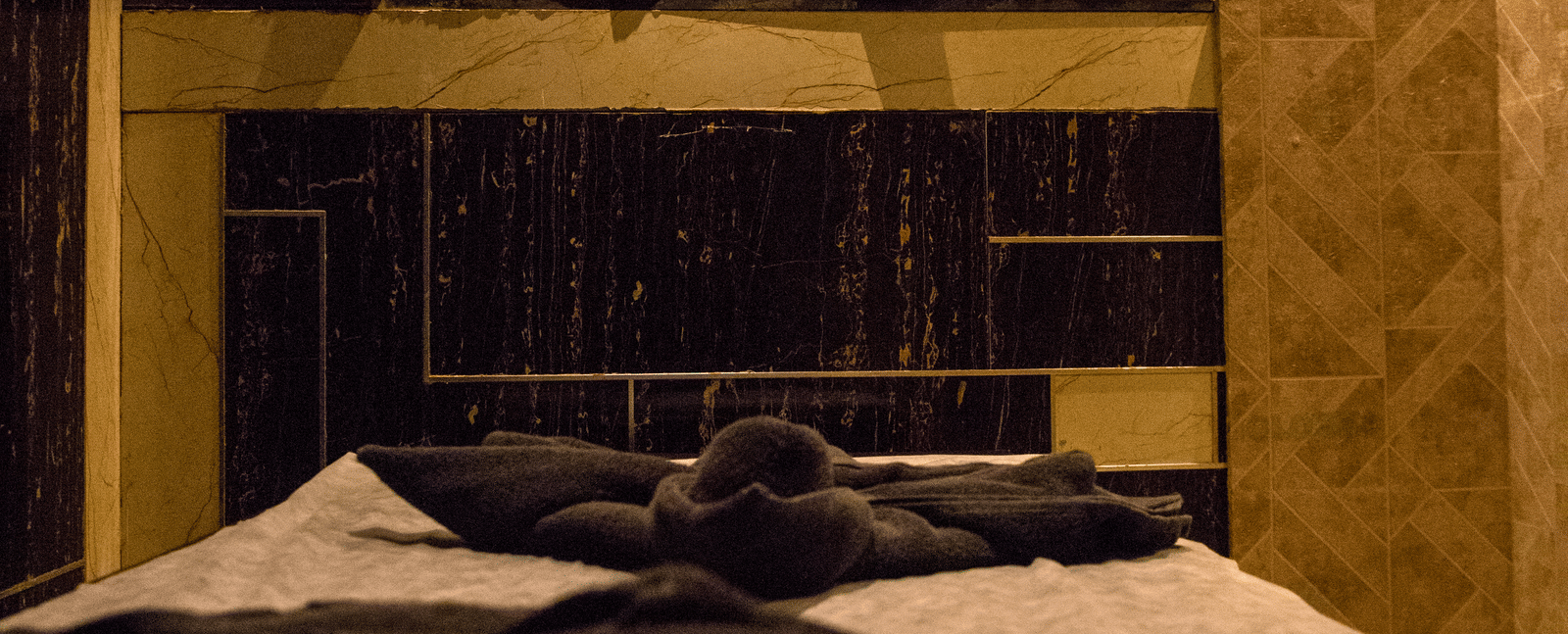 Close up shot of the spa bed at the Benzzee O2 Spa at Benzz Park, Vellore, featuring dimly lit interiors of the room.