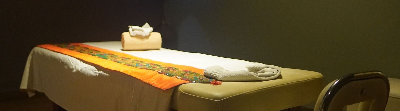 Massage bed with neatly arranged aesthetic elements