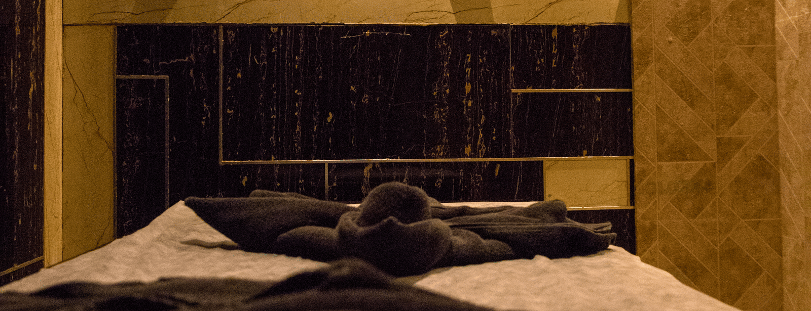 Close up shot of the spa bed at the Benzzee O2 Spa at Benzz Park, Vellore, featuring dimly lit interiors of the room.