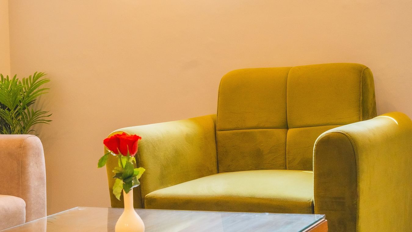 Living area of a Deluxe Room with comfortable sofas at Montclair Ananta, Elite.
