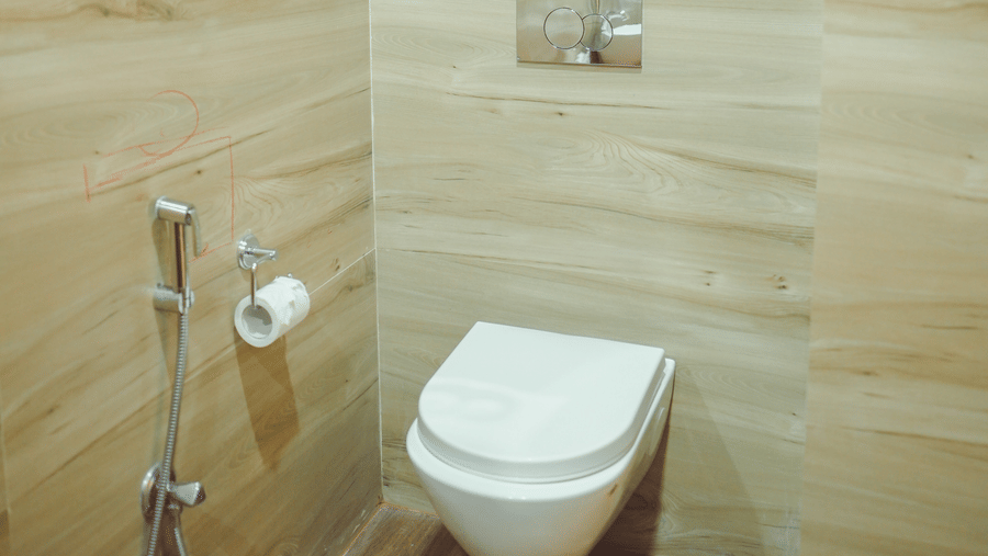 A bathroom featuring a western commode and shiny bathroom faucets | Dip Holidays