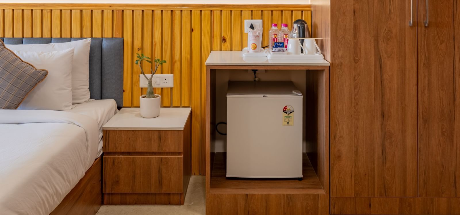 A deluxe room with single bed and mini fridge at Hotel Highway King, Bagru