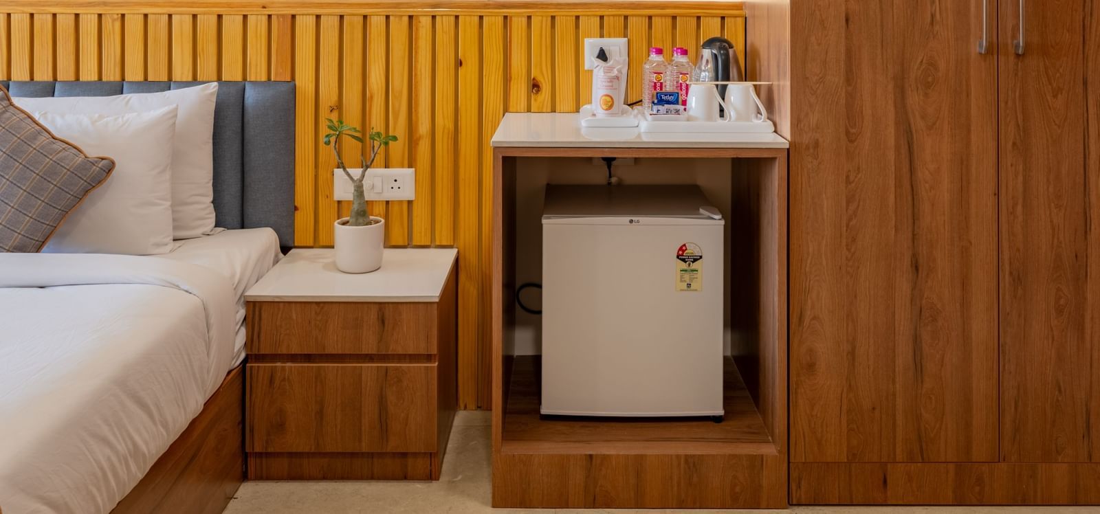 A deluxe room with single bed and mini fridge at Hotel Highway King, Bagru