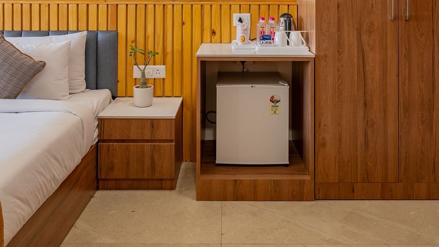 A deluxe room with single bed and mini fridge at Hotel Highway King, Bagru