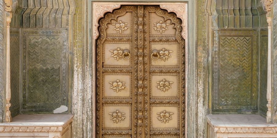 alt-text Beautiful Antique door of an indian palace