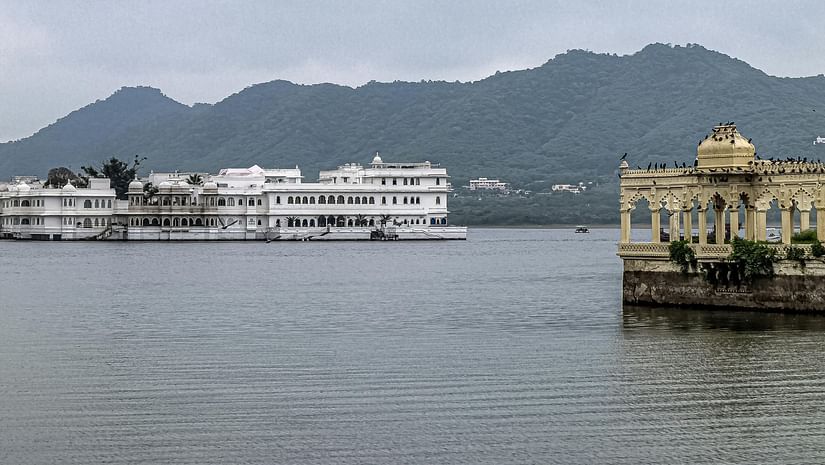 A view of Jal Mahal with the mountains in the backdrop on a cloudy day