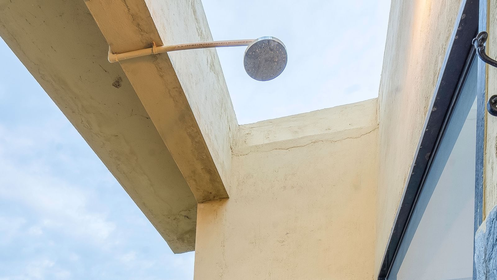 An image of open shower with walls on all sides and a glass ceiling at Kura Jawai