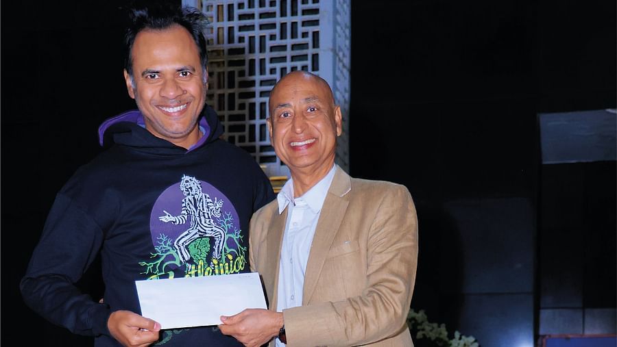 Picture of a person greeting and handing over the certificate to a player. 