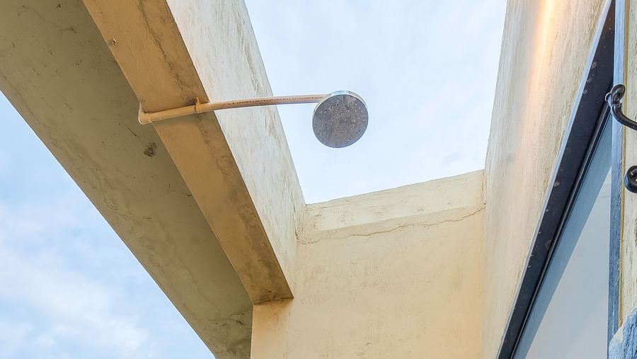 An image of open shower with walls on all sides and a glass ceiling at Kura Jawai