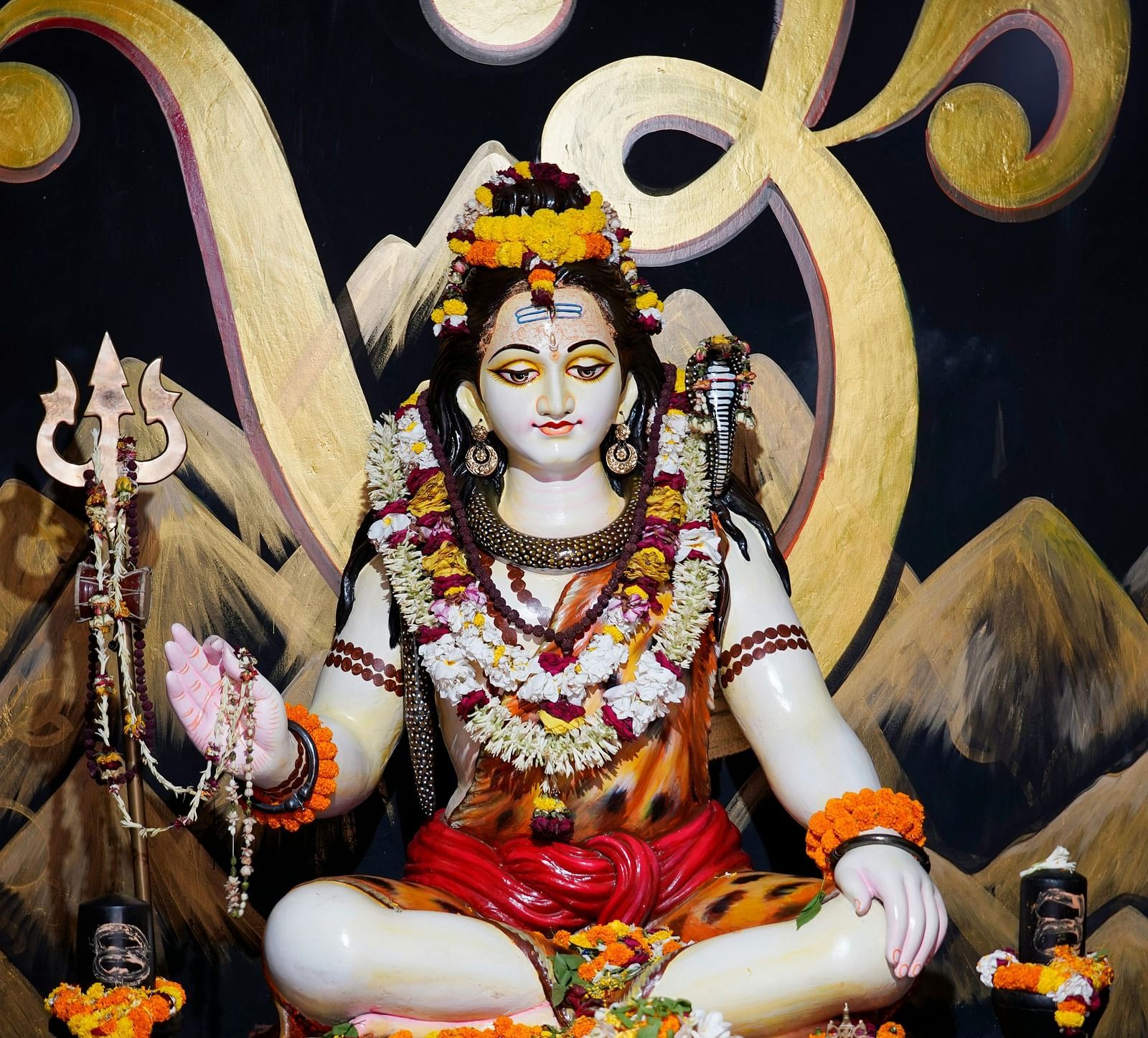 A Lord Shiva idol beautifully decorated for puja