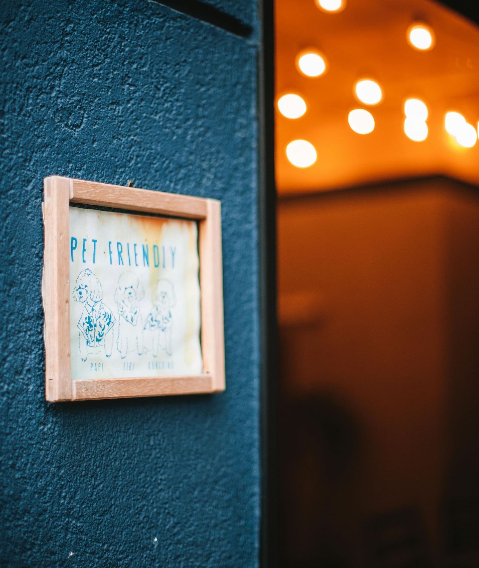 A sign outside a cafe informing that it is pet-friendly.