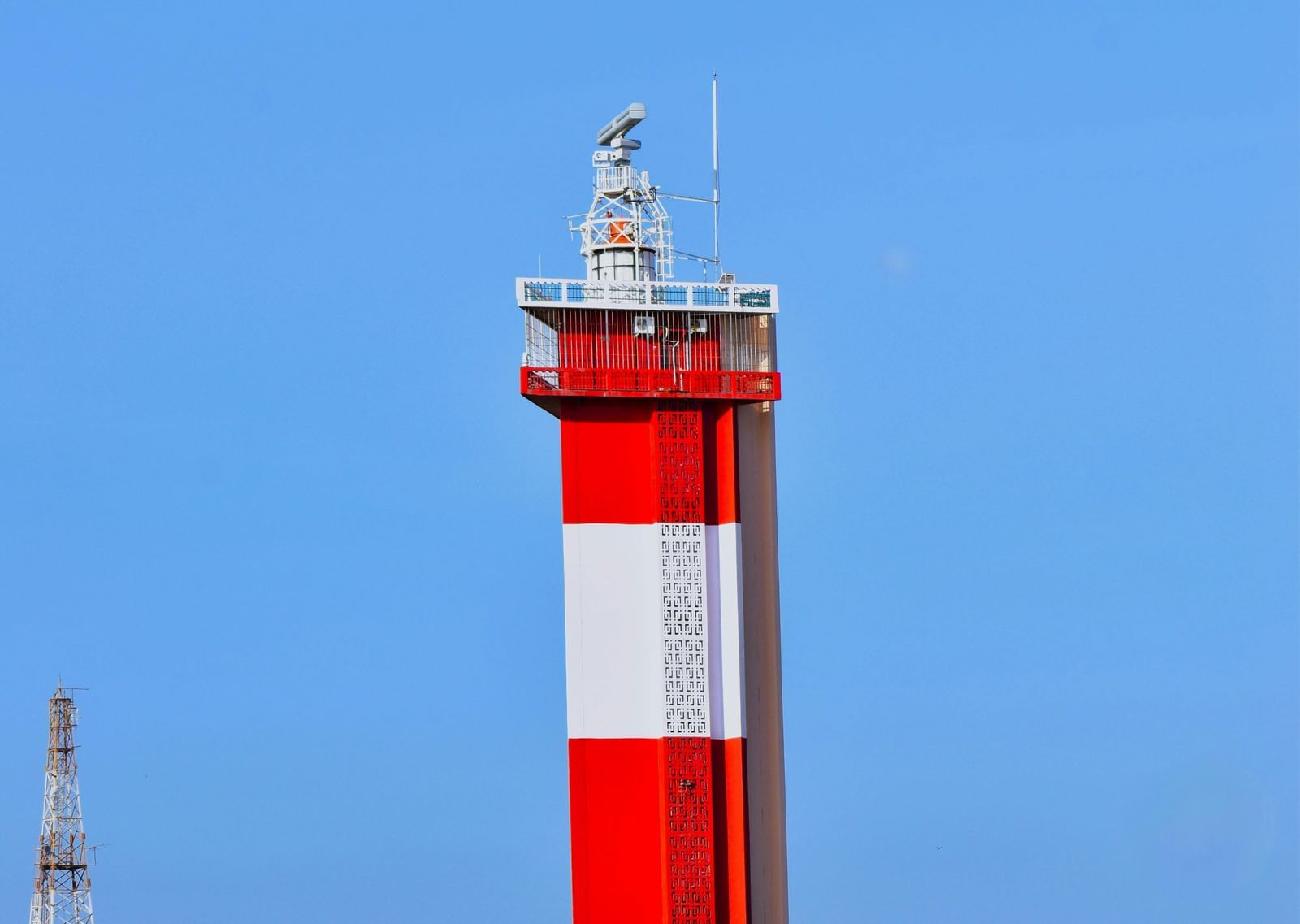 A lighthouse at Marina Beach in Chennai against the backdrop of clear blue sky.