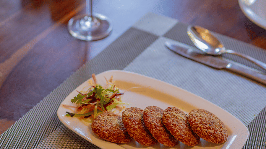 A single appetizer dish served on a plate atop a placemat at Estherea Bagh, Ranthambore.