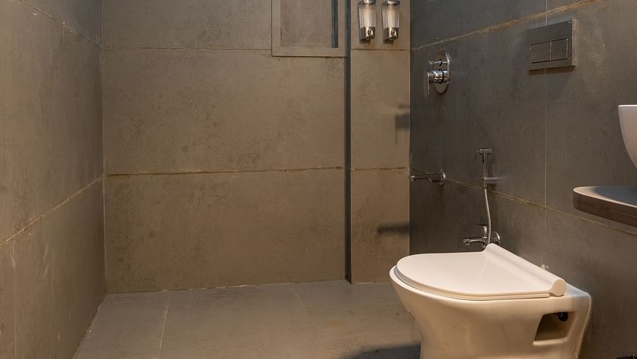 VITS Select Casuarina, Diveagar Diveagar Overview of the bathroom with the wash area in view - VITS Select Casuarina Diveagar