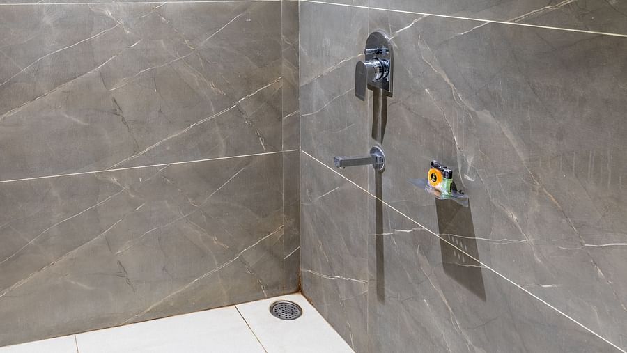 Washroom of Luxury Premium Room at Hotel Meghdoot 