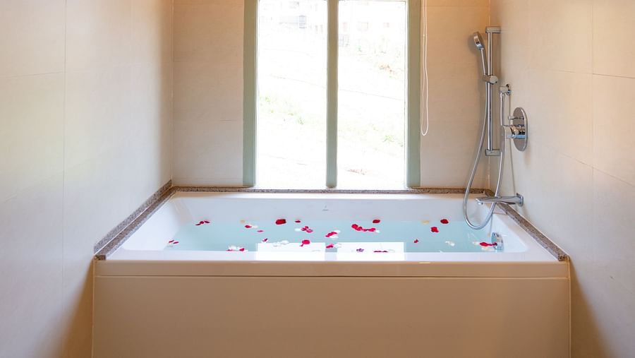 A bathtub inside the bathroom of junior suite | Mango Hill Shola Ooty