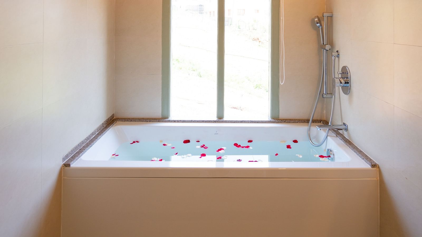 A bathtub inside the bathroom of junior suite | Mango Hill Shola Ooty
