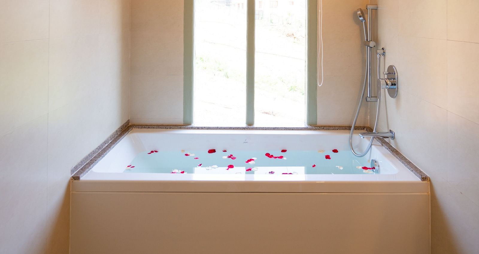 A bathtub inside the bathroom of junior suite | Mango Hill Shola Ooty