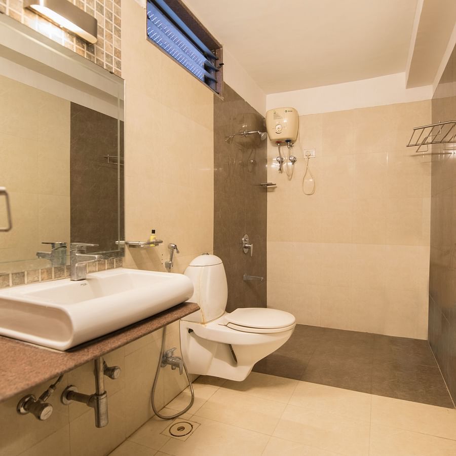 the wash basin at the washroom of the family room in Nathdwara