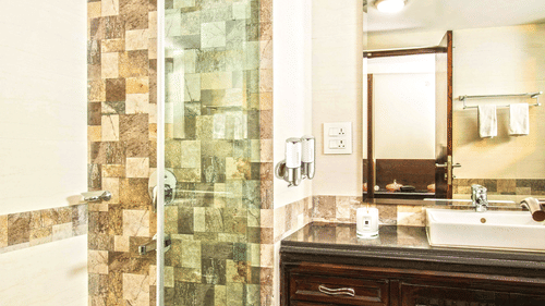 Executive Suite Bathroom 2