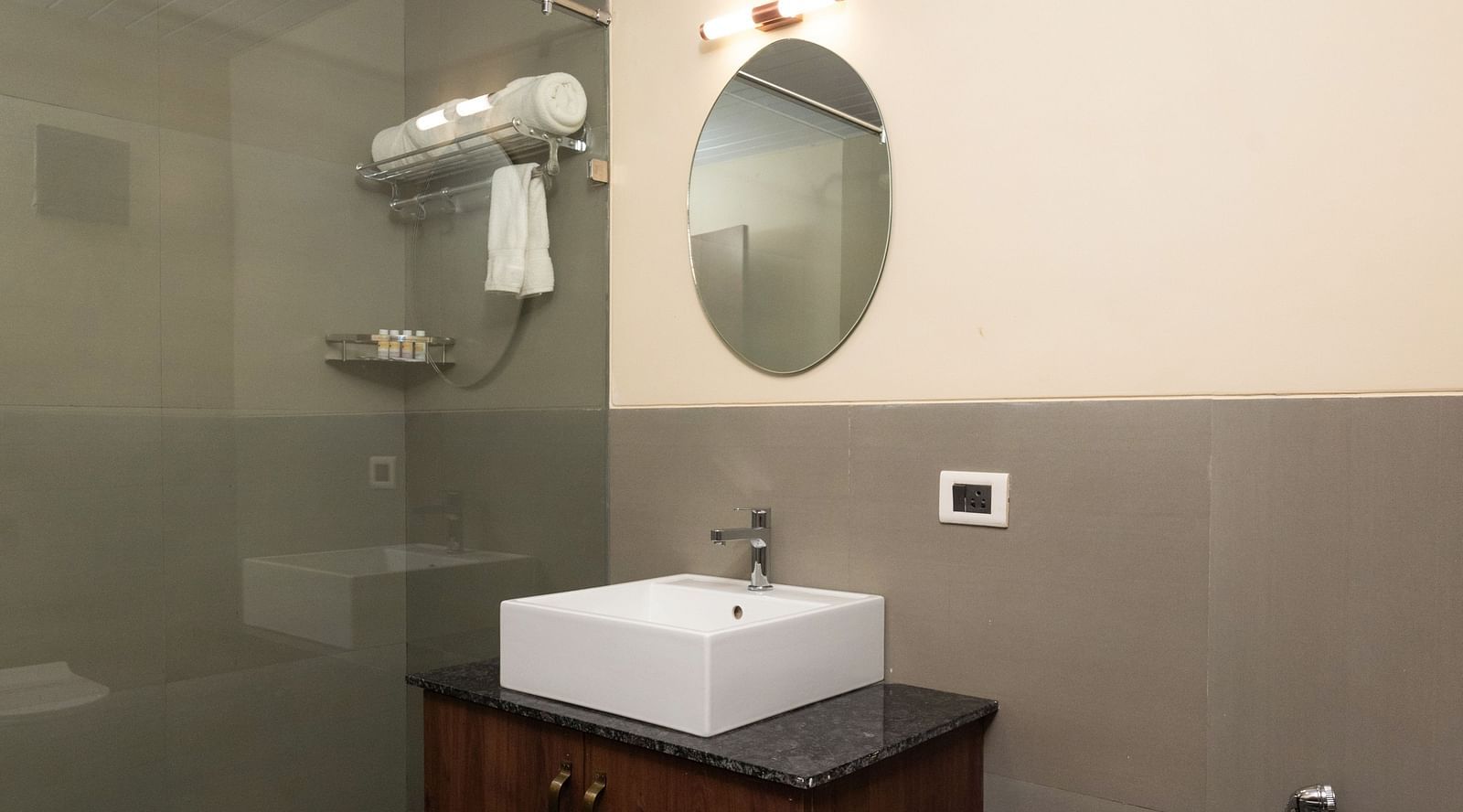 12 - Executive Bathroom
