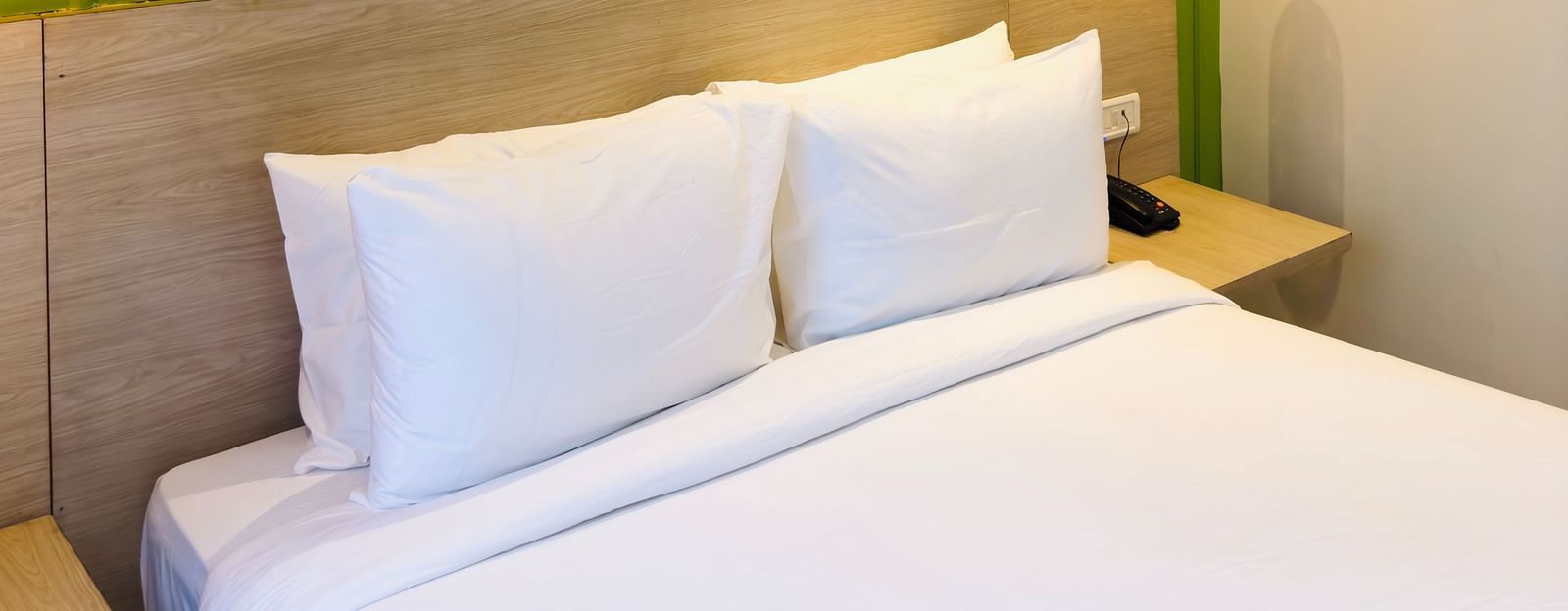 A hotel room with a large bed, a vintage painting and a ceiling fan - Wonder Hills