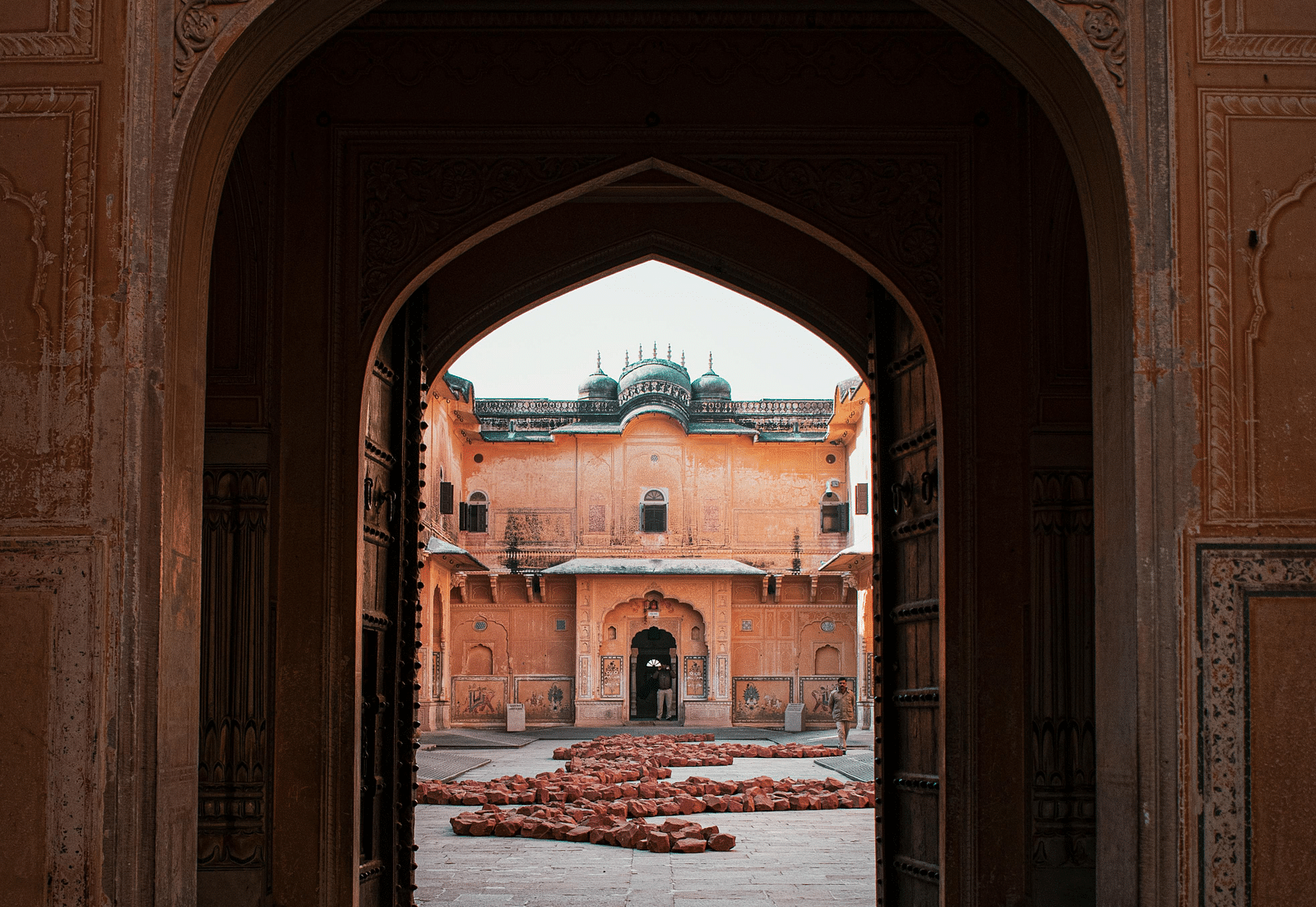image of the Nahargarh fort from a huge arched gate in jaipur
