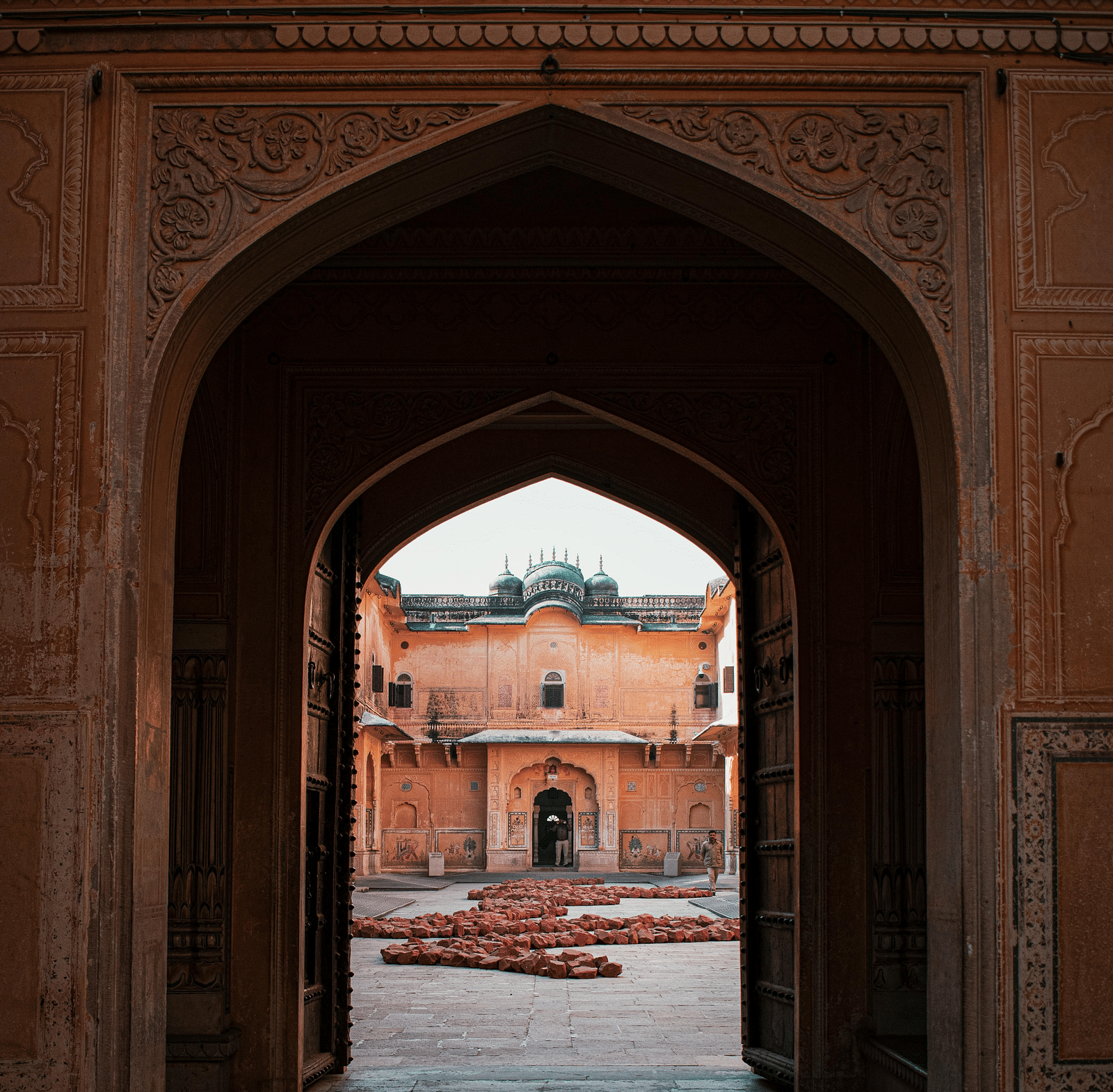 image of the Nahargarh fort from a huge arched gate in jaipur