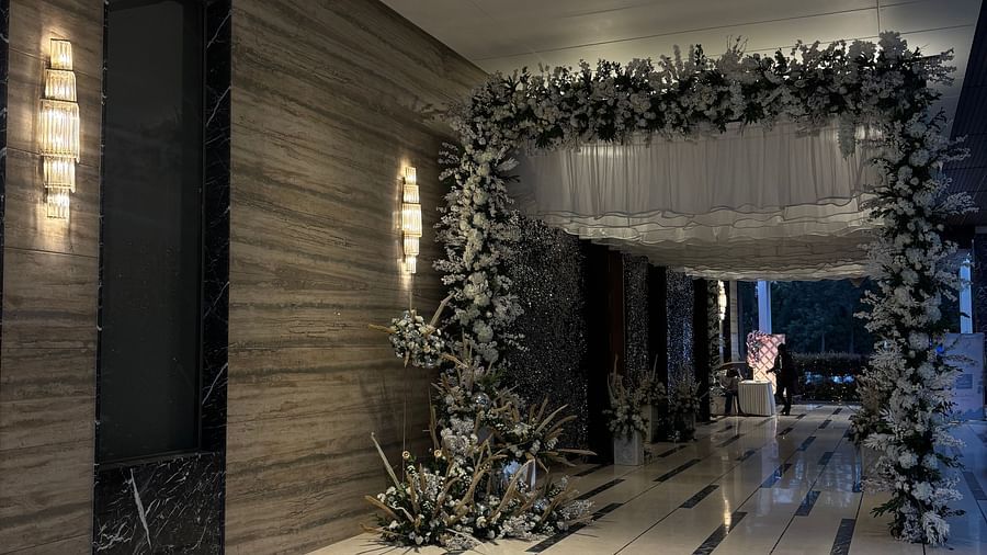 Well-Decorated Corridor Featuring Flowers and Chic Lighting