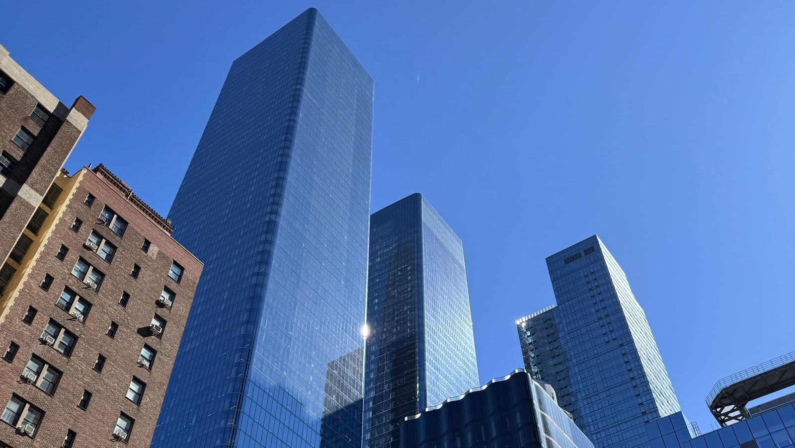 pexels-erik-debarre-2151386688-34006483