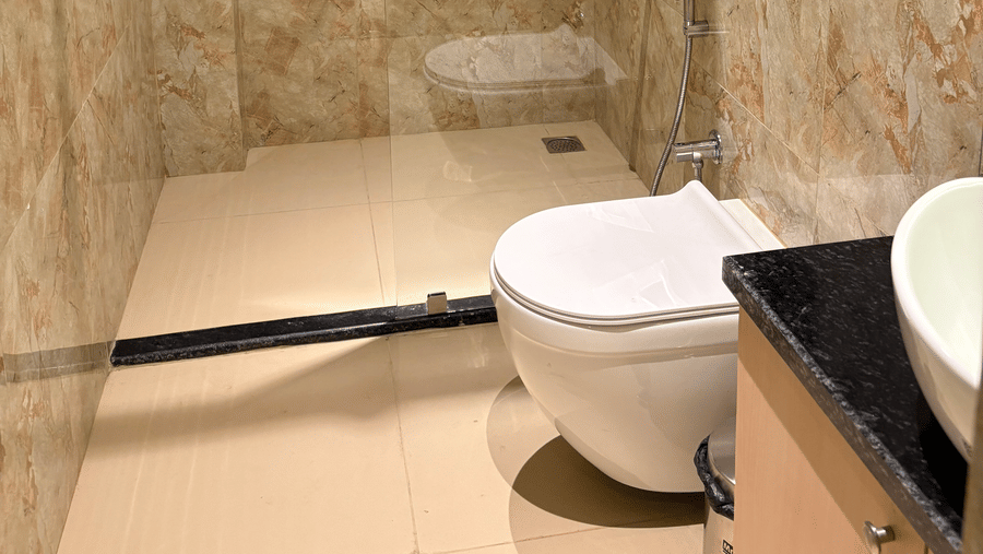 S DLX W ROOM 2