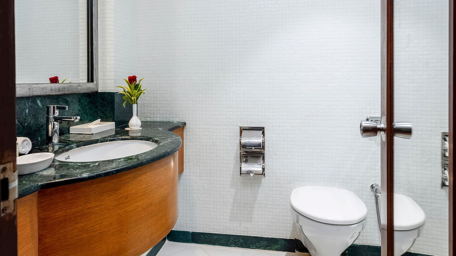 overview of the bathroom inside Ocean front view - Caravela Beach Resort Goa
