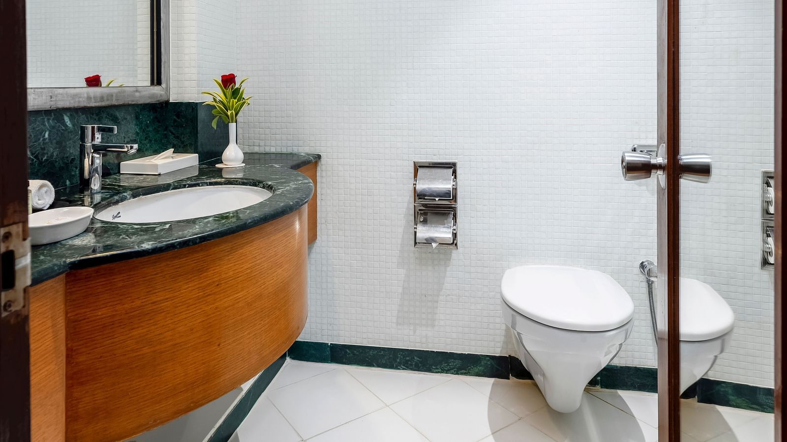 overview of the bathroom inside Ocean front view - Caravela Beach Resort Goa