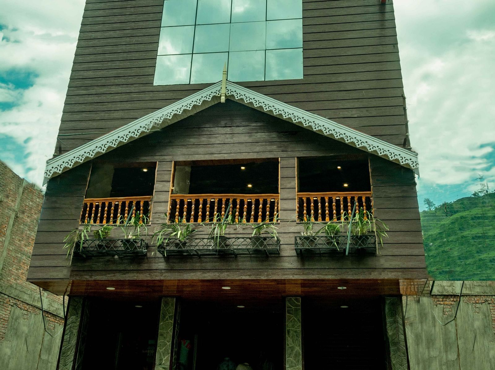 A facade image of the Ecotel Tin Tin, Bijanbari with a clear sky in the background