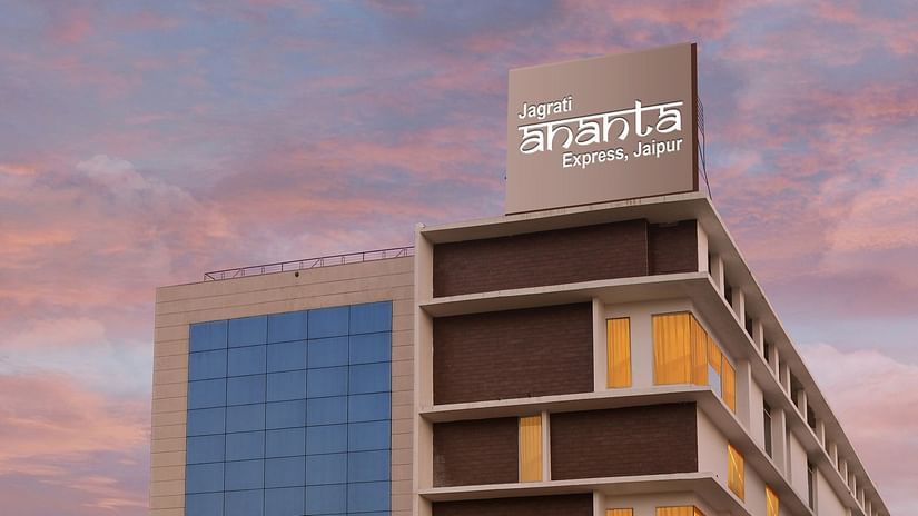 Side view Image of Jagrati Ananta Express hotel facade