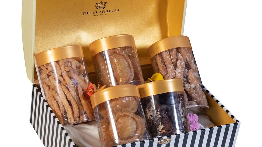 a beautiful image of a box with five jars of dry sweets and dry fruites