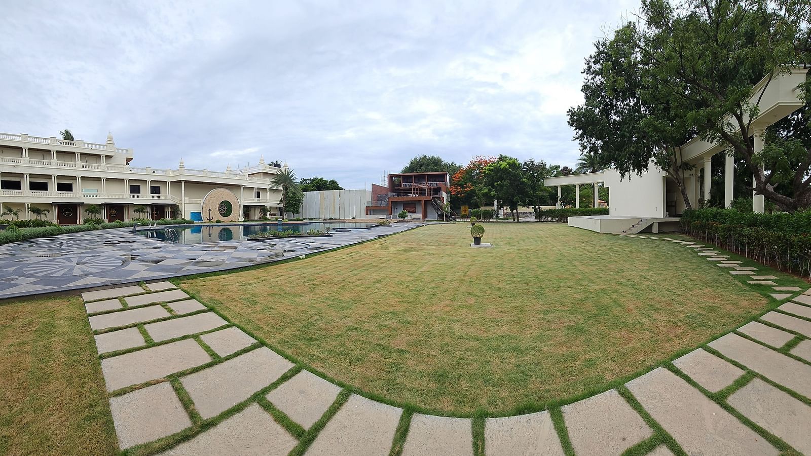 Grand Aqua lawn 04