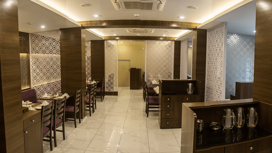 Crossroads Fine and Dine, Kamfotel Hotel Nashik, restaurant in Nashik 2