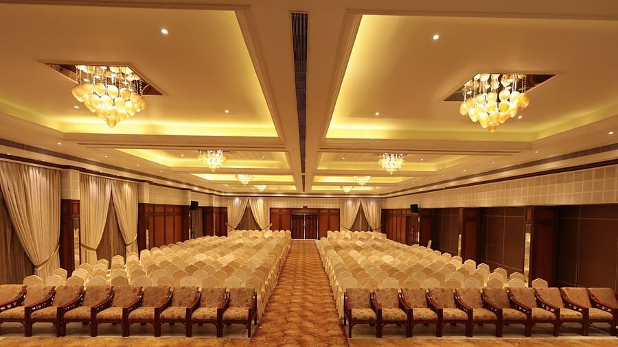 A complete view of the banquet hall with tables and chairs elegantly arranged on either side | Cenneys Gateway