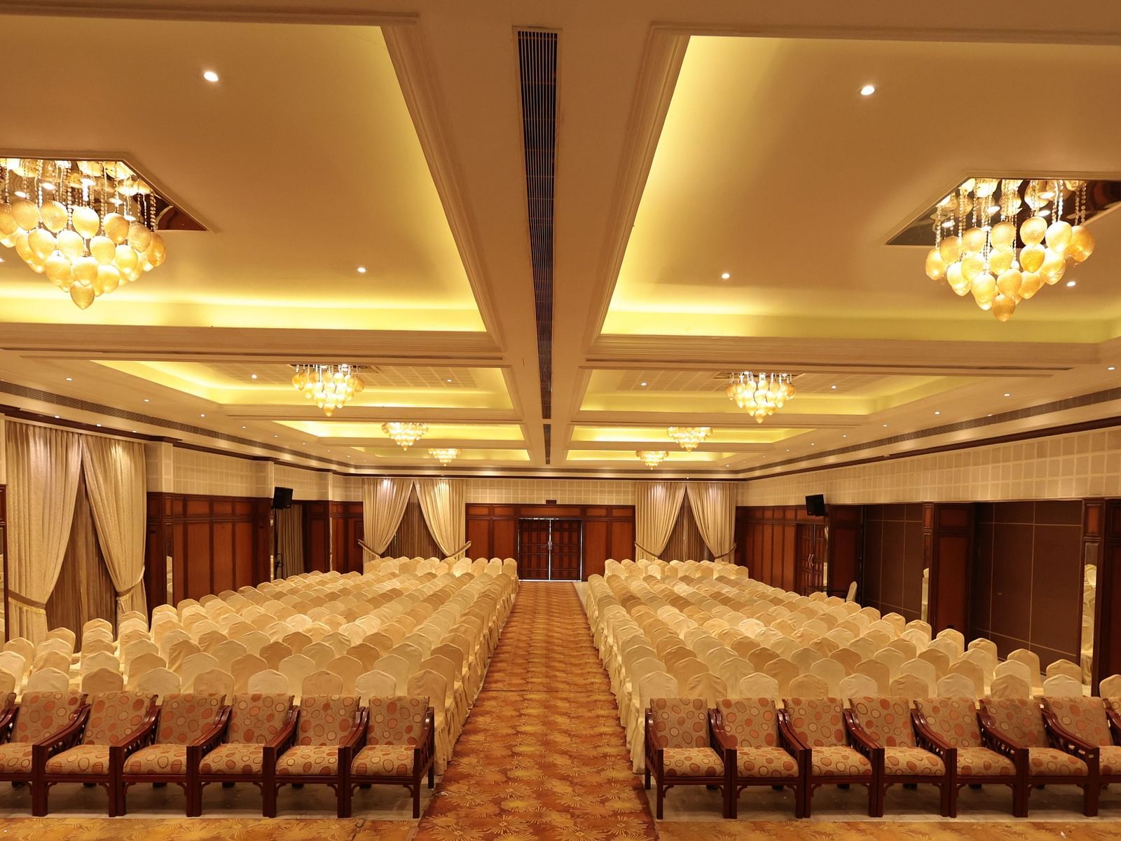 A complete view of the banquet hall with tables and chairs elegantly arranged on either side | Cenneys Gateway
