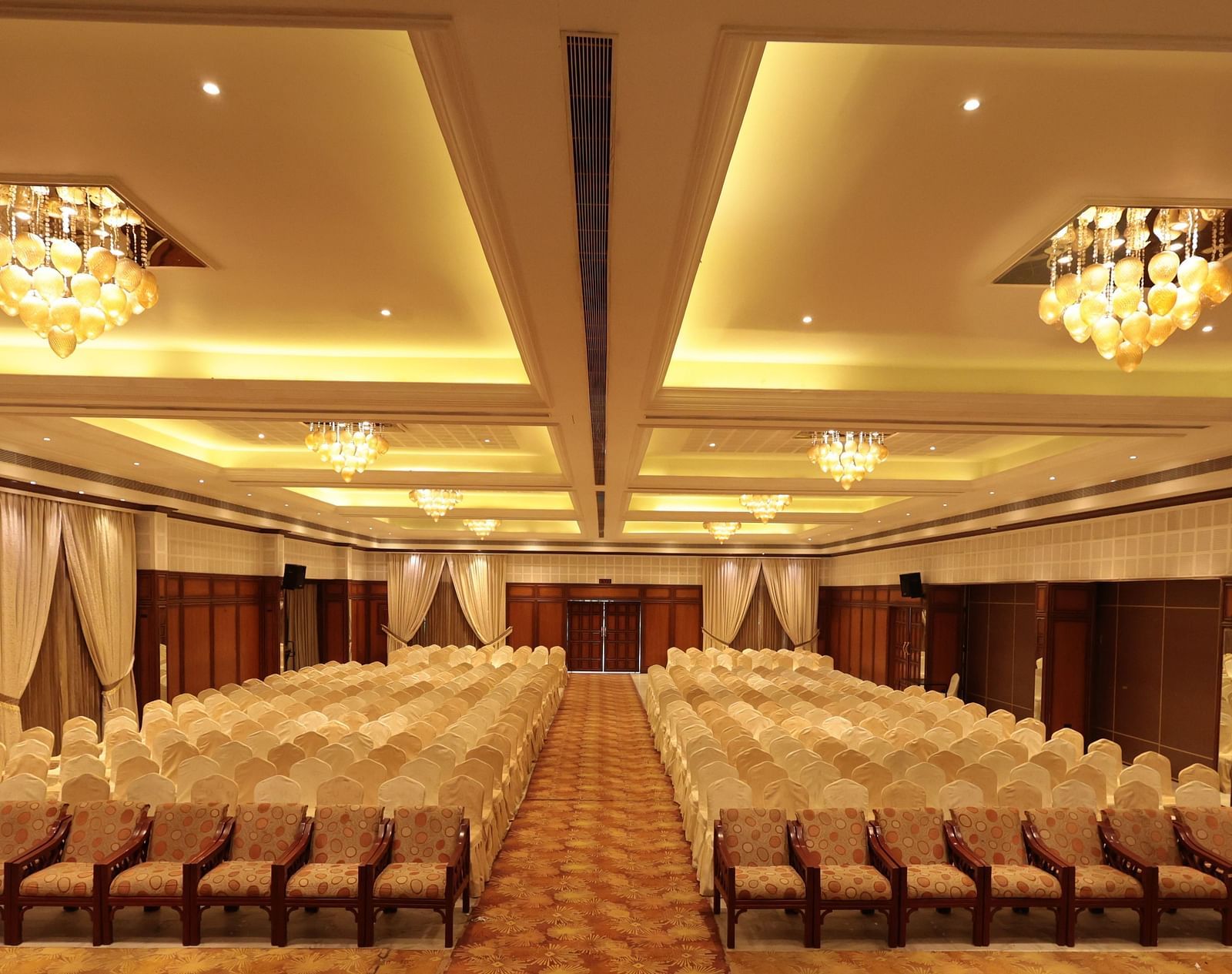 A complete view of the banquet hall with tables and chairs elegantly arranged on either side | Cenneys Gateway