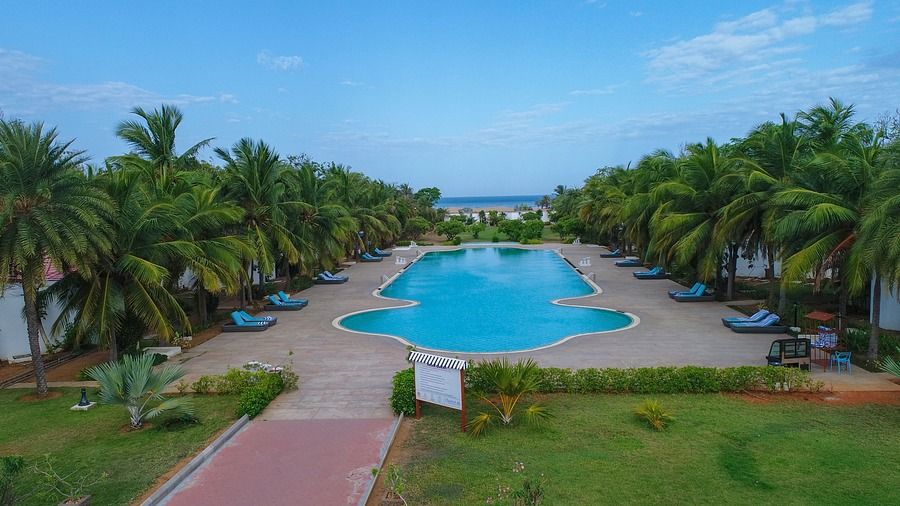 Swimming pool at Chariot Beach Resort in Mahabalipuram 2