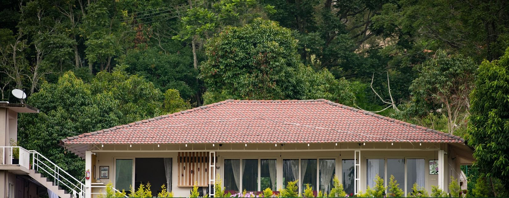 Facade view of a room in front of a forest - Ibex Stays & Trails, Kotagiri