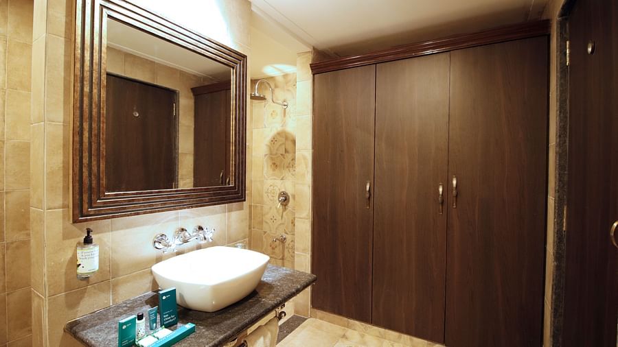 Sink and wardrobe in the bathroon of Regalia Bathtub Room at Rahi Forest View