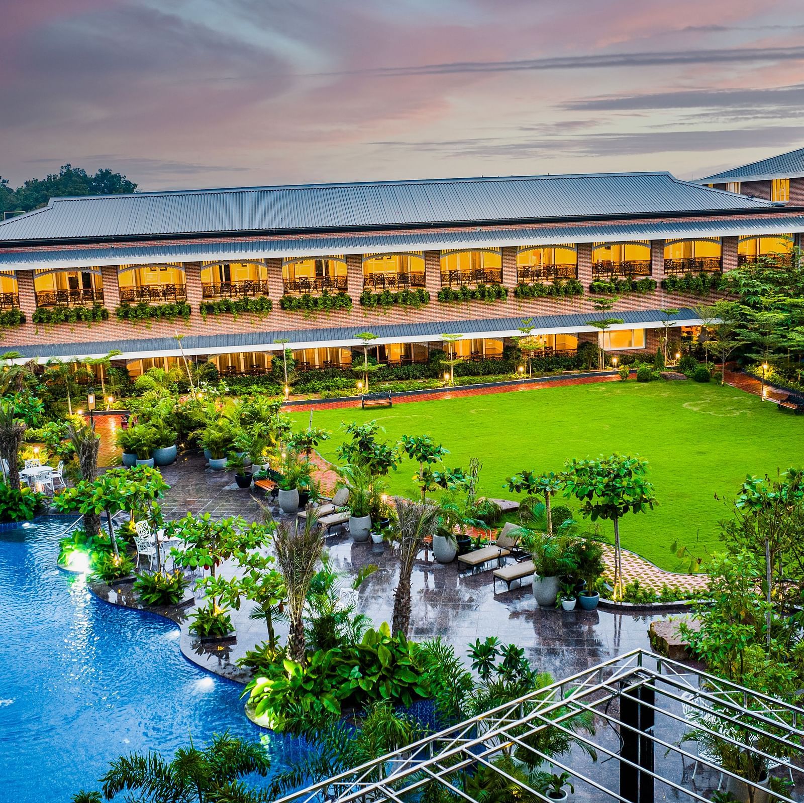 Hotel Facade -  Mayfair Oasis Resort & Convention