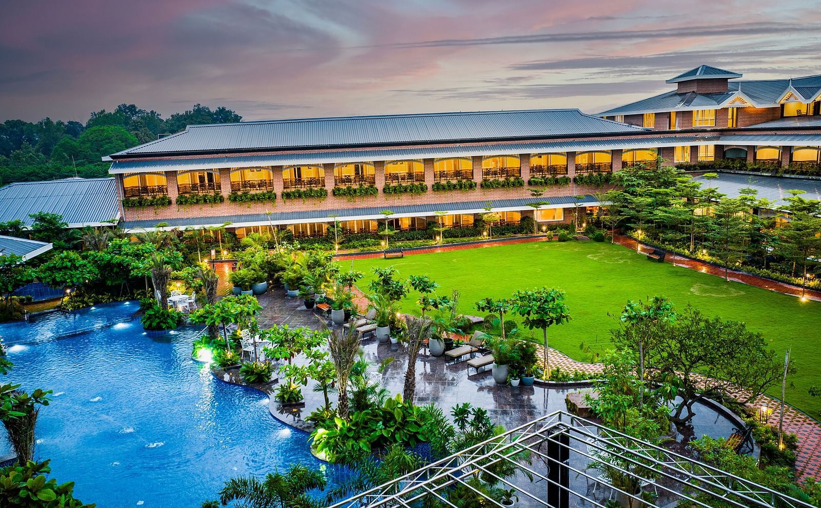 Hotel Facade -  Mayfair Oasis Resort & Convention