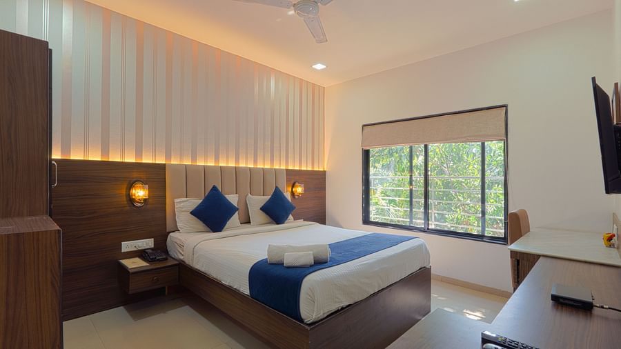 Elegant bedroom featuring a comfortable double bed and large windows- Magnus Aerith Studio, Kharadi