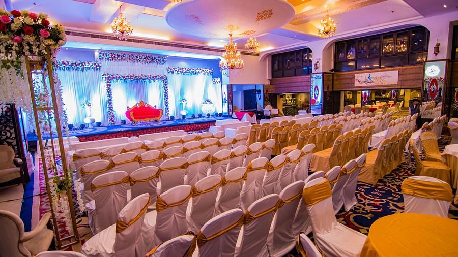 Kohinoor featuring rows of chairs and tables, with a focus on the room's decor.