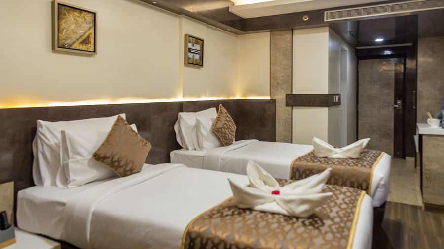 a bedroom with two single beds - Hotel Park Elanza, Chennai